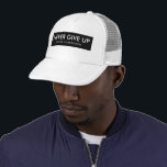 Gorra De Camionero Personalizado Nunca Renunciar A Nunca Renunciar A<br><div class="desc">Personalizado Texto Moderno Elegante Plantilla Deportes Gimnasio Mujeres Hombres Unisex Nunca Renunciar A Los Sombreros Y Capas Negros Y Blancos De Béisbol Y Camionero.</div>