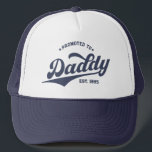 Gorra De Camionero Personalizado promovido al Día del Padre de Papá N<br><div class="desc">Personalizado promocionado a papi New Dad Day T-Shirt: ¡un regalo perfecto para los papás primerizos! Este té es personalizable con un año personalizado,  lo que lo hace genial para las duchas de bebé,  la licencia de paternidad o la vida diaria del padre.</div>