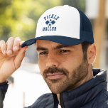 Gorra De Camionero Pickle Baller Funny Pickleball<br><div class="desc">Diseño vintage con tipografia gastada de color amarillo con la frase " PICKLE BALLER" ideal para hombres y mujeres amantes del pickleball,  ideal para regalar en cumpleaños,  navidades,  aniversarios o en cualquier ocasion.</div>
