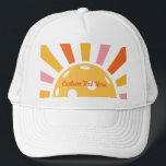 Gorra De Camionero Pickleball personalizado de Guay Retro Sunburst<br><div class="desc">Gorra de pickleball súper divertido con un arrebato de pickleball retro y tu texto personalizado. Añadir un nombre de jugador, nombre de club de pickleball, dicho gracioso, etc. Hace el regalo/recuerdo perfecto para cualquier fiesta de pickleball, torneo o evento especial de pickleball. Obtén gorras para tu equipo o compañero de...</div>