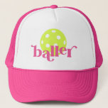 Gorra De Camionero Pink divertidos de PIckle Baller<br><div class="desc">Funny piquetes panquetero rosa sombrero de camionero con colores amarillo brillante editable icono de pickleball y "baller" en un moderno tipo de letra de bloqueo de serif,  perfecto para el jugador de pickleball chica o mujer.</div>