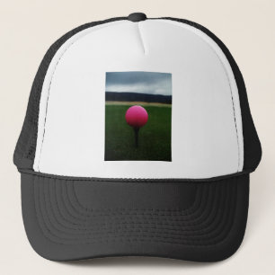 Gorra De Camionero Pink Golf Ball en un campo de golf de montaña