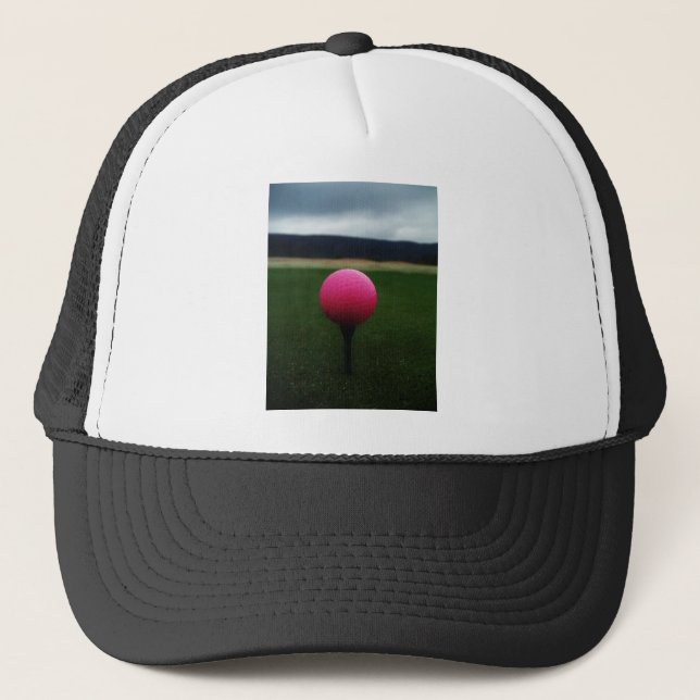 Gorra De Camionero Pink Golf Ball en un campo de golf de montaña (Anverso)
