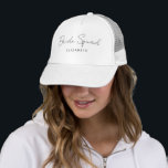 Gorra De Camionero Plantilla Minimalista moderna Novia Escuadrón de N<br><div class="desc">Bride Squad Bridesmaid Boda Bachelorette Script Nombre de texto Modern Elegant Plantilla Minimalista Mujeres Camión Blanco / Cap.</div>