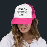 Gorra De Camionero Póngalo en el Personalizado gracioso de mi marido<br><div class="desc">"Ponlo en la pestaña de mi marido" - ¡una frase relativa para muchas esposas! Este camionero tiene una frase humorística y honesta que es perfecta para una esposa que quiere burlarse de los hábitos de gasto de su marido. Con la opción de personalizar del texto, puedes agregar el nombre de...</div>