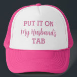 Gorra De Camionero Póngalo en el Personalizado gracioso de mi marido<br><div class="desc">"Ponlo en la pestaña de mi marido" - ¡una frase relativa para muchas esposas! Este camionero tiene una frase humorística y honesta que es perfecta para una esposa que quiere burlarse de los hábitos de gasto de su marido. Con la opción de personalizar del texto, puedes agregar el nombre de...</div>