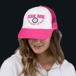Gorra De Camionero Pregúntame que estoy encantado de ayudar a que el<br><div class="desc">Gorra de eslóganes tipográficos en rosa brillante caliente. Lecturas: Pregúntame que estoy feliz de ayudar. Perfecto para fomentar la interacción con los clientes o el público en eventos o tiendas minoristas. Diseñado por www.mylittleeden.com</div>