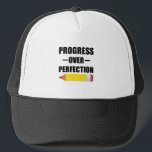 Gorra De Camionero Progreso Sobre La Perfección De Vuelta A La Maestr<br><div class="desc">Progreso sobre la perfección,  regalo del jefe,  fin de año escolar,  camiseta del profesor,  camiseta motivacional,  camiseta de tamaño más,  camiseta del último día,  regalo divertido del profesor con motivo Inspirador</div>