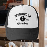 Gorra De Camionero Promovidas A Las Huellas De Bebé De Las Abuelas<br><div class="desc">Ascendido a la abuela est. 20XX en tipografía negra con huellas de bebé de color negro. Perfecto como un regalo para la actualidad o para ser pronto abuela para el Día de la Madre,  cumpleaños o como bebé,  revelan un regalo para llevar fotos familiares con el recién nacido.</div>