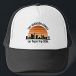 Gorra De Camionero Puesta de sol en Las Vegas Strip Vacaciones person<br><div class="desc">Gorras personalizadas con el skyline de Las Vegas al atardecer para tus vacaciones familiares o viaje de despedida de soltero a la ciudad de las luces. Juega desde el amanecer hasta el anochecer en esta ciudad y recuerda con este recuerdo.</div>