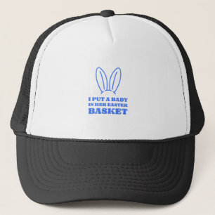 Gorra De Camionero Puse A Un Bebé En Su Cesta De Pascua
