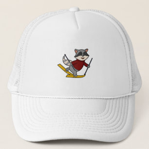 Gorra De Camionero Raccoon como esquiador con bastones de esquí y esq