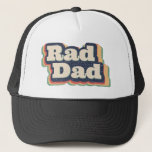 Gorra De Camionero Rad Dad<br><div class="desc">Este diseño de Rad Dad Retro es un gran regalo para cualquiera y es perfecto para vestirse en la casa o fuera y fuera.</div>