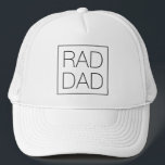 Gorra De Camionero Rad Dad frontera blanca de la tipografía minimalis<br><div class="desc">Rad Dad tipografía moderna minimalista en blanco y negro y sombrero de camionero masculino fresco. Gran regalo para tu padre por el Día del Padre o por su cumpleaños. Compruebe el resto de la colección para buscar elementos de coordinación coincidentes.</div>
