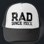 Gorra De Camionero Rad Dad vintage trucker<br><div class="desc">Rad Dad es un viejo sombrero de camionero. Plantilla de tipografía afligida negra. gorra de Guay para el padre más grandioso del mundo,  esposo genial,  hermano,  tío radical,  abuelo formidable,  amigo,  jefe,  compañero de trabajo,  etc.</div>