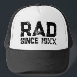 Gorra De Camionero Rad Dad vintage trucker<br><div class="desc">Rad Dad es un viejo sombrero de camionero. Plantilla de tipografía afligida negra. gorra de Guay para el padre más grandioso del mundo,  esposo genial,  hermano,  tío radical,  abuelo formidable,  amigo,  jefe,  compañero de trabajo,  etc.</div>