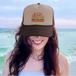 Gorra De Camionero Rayos solares de verano retro inspirados de los añ<br><div class="desc">Admire las vibraciones retro de los años 70 con nuestro sombrero de camionero de la puesta de sol "Salty But Sweet", inspirado en la cosecha. Diseñado para los que exudan una actitud relajada con un toque de dulzura, este camionero captura la esencia de la frescura costera. Tanto si paseas por...</div>