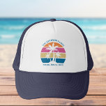 Gorra De Camionero Recorrido de primavera Personalizado del atardecer<br><div class="desc">Este bonito gorra tropical de palmeras es perfecto para una escapada de primavera o unas divertidas vacaciones en barco con la familia. Personalice este divertido gorro para que su grupo salga a la playa o para una reunión familiar en la isla.</div>