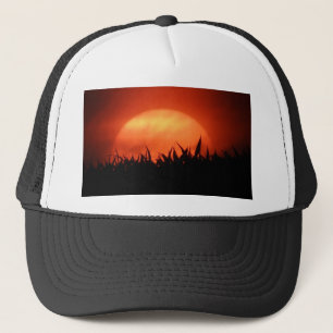 Gorra De Camionero Red sundown behind black grass