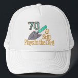 Gorra De Camionero Regalo de cumpleaños del humor de la diversión que<br><div class="desc">¡" 70 y todavía juega en las ideas del regalo de cumpleaños de la suciedad "para el SU FABULOSO o ÉL WHO TODAVÍA JUEGA EN LA SUCIEDAD! ¡Estilos y colores en su opción!</div>