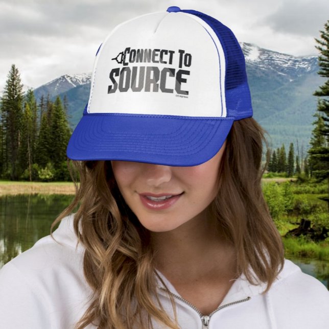Gorra De Camionero Regalo de estímulo espiritual conectado a la fuent (Woman in White and Royal Trucker Hat with Spiritual message "Connect to Source" with nature behind)