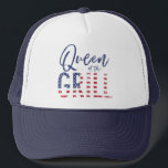 Gorra De Camionero Reina de la parrilla<br><div class="desc">Reina de la parrilla, el regalo perfecto para el cocinero del verano en su vida. ¡Un cumpleaños de la idea, navidad, regalo del Día de la Madre o del día de padres o apenas un agradecimiento usted por un día impresionante! En rojo, blanco y azul patrióticos con en el texto...</div>