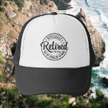 Gorra De Camionero Retirado oficialmente<br><div class="desc">Celebra el retiro de tu ser querido con nuestro estuche de teléfono retirado oficialmente. Este clásico diseño blanco y negro es sencillo pero elegante, lo que lo convierte en el regalo perfecto para él. Déjenlo mostrar su legendario estatus de una manera divertida y desenfadada. No es sólo un funda, ¡es...</div>