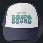 Gorra De Camionero Retro Bachelorette Party Briding Bridesmaid<br><div class="desc">Disfrute de su próxima fiesta de soltera con esta impresionante fiesta de soltera retro personalizada. Ya sea que esté celebrando un viaje en barca, unas vacaciones en chica o unas vacaciones con los mejores amigos, esta mercadería de personalizado groovy bachelorette es el lugar perfecto para su escapada inolvidable. Añade un...</div>