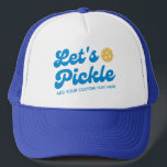 Gorra De Camionero Retro de Guay vamos a robar bolas personalizadas<br><div class="desc">Gorra de pickleball súper divertido que presenta "Let's Pickle" en un tipográfico azul y su texto personalizado. Añadir un nombre de jugador, nombre de club de pickleball, dicho gracioso, etc. Hace el regalo/recuerdo perfecto para cualquier fiesta de pickleball, torneo o evento especial de pickleball. Obtén gorras para tu equipo o...</div>