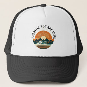 Gorra De Camionero Retro mountain design with rising sun – Minimalist