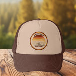 Gorra De Camionero Retro Mountain Sunset Personalizado Fiesta de Reun<br><div class="desc">Este fresco naranja retro atardecer sobre montañas rocosas en la naturaleza en lindos gorras a juego para una reunión familiar,  viaje por carretera o vacaciones de verano. Completa tu celebración con un divertido accesorio con tu propio apellido y el año en castaño retro.</div>