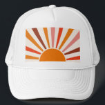 Gorra De Camionero Retro Sun Rays Naranja de la puesta de sol rojo am<br><div class="desc">Diseño retro de rayos solares en tonos rosa cálido,  marrón y naranja. Rayos de sol naranja retro modernos,  arte abstracto geométrico mañana soleado.</div>
