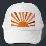 Gorra De Camionero Retro Sun Rays Naranja de la puesta de sol rojo am<br><div class="desc">Diseño retro de rayos solares en tonos rosa cálido,  marrón y naranja. Rayos de sol naranja retro modernos,  arte abstracto geométrico mañana soleado.</div>
