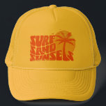 Gorra De Camionero Retro Surf Sand Sunsets Palm Tree Beach Vibes<br><div class="desc">La camiseta Retro Surf Sand Sunsets Palm Tree Beach Vibes es el complemento perfecto para su armario de verano. Ya sea que estés golpeando las olas o simplemente descansando en la arena,  este té te ha cubierto. Preparémonos para un verano lleno de olas,  arena y puestas de sol inolvidables.</div>