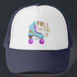 Gorra De Camionero ROLL | Patinaje para rollos de época<br><div class="desc">Diseño divertido para los amantes de los años 80 o patinadores de ruedas con un ilustracion retro de patinaje sobre ruedas azul con rosa y un falso perno de purpurina dorado diseñado sobre él. El texto de la tipografía dice "ROLL with IT" en divertidas letras escritas a mano. cita inspiradora...</div>