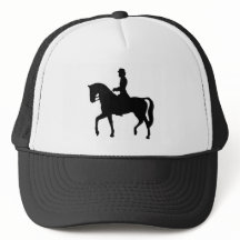 Señora en un gorra del camionero del caballo