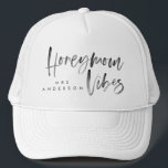 Gorra De Camionero Sensación de la luna de miel<br><div class="desc">Diseño de la sensación de la luna de miel. Efecto de la acuarela para hacer su luna de miel extraordinariamente especial. El boda perfecto del regalo para usted pronto a ser amigo casado o apenas una invitación para sí mismo. Cambie el color para adaptarse a su estilo. Parte de una...</div>