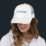 Gorra De Camionero Sí Kam tipografía minimalista blanco y azul<br><div class="desc">Sí,  Kam tipografía minimalista fiesta democrático blanco y azul divertido Trucker Hat fresco. Texto azul totalmente personalizable. Diseño moderno minimalista y sencillo. Votar por Kamala Harris</div>