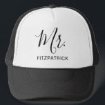Gorra De Camionero Sr. Apellido simple marido Groom recién casado<br><div class="desc">Sencillo sombrero de camionero con "Mr." en un guión elegante junto con su apellido en negro sobre fondo blanco. Este moderno sombrero de camionero es un gran regalo boda para que un novio se ponga en su luna de miel.</div>