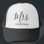 Gorra De Camionero Sra. Apellido Esposa Simple Novia Recién Casada<br><div class="desc">Sencillo sombrero de camionero con "Mrs." en un guión elegante junto con su apellido en negro sobre fondo blanco. Este moderno sombrero de camionero es un gran regalo boda para que una novia se ponga en su luna de miel.</div>