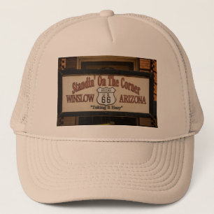 Gorra De Camionero Standin en la esquina en Winslow, AZ.