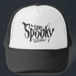 Gorra De Camionero Stay Spooky Witness Witness Witch Halloween es gra<br><div class="desc">Evocar el encanto de Halloween con nuestras divertidas camisetas de 'Stay Spooky Witches'. Sumérgete en un mundo de humor malvado y estilo espeluznante, mientras celebras la temporada más espeluznante. Celebra la temporada con un toque de humor, haciendo una declaración que es a la vez espeluznante y entretenida. Una encantadora adición...</div>