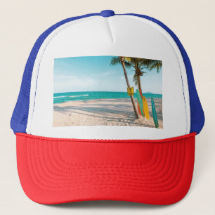Gorra De Camionero Surf board en la playa tirando almohada