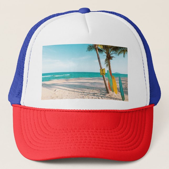 Gorra De Camionero Surf board en la playa tirando almohada (Anverso)