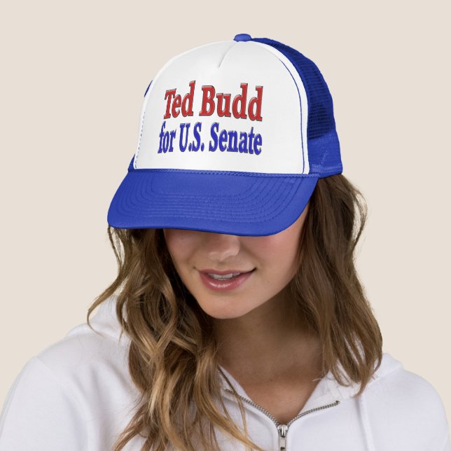 Gorra De Camionero Ted Budd para el Senado con texto azul rojo (In situ)