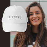 Gorra De Camionero Texto BLESSED minimalista Blanco<br><div class="desc">Sencillo Texto Bendecido MINIMALISTA. Usa tu mensaje de fe cristiana. Personalizar con el color/tipo de letra de su elección. Grabado negro moderno en todas las tapas.</div>