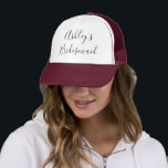 Gorra De Camionero Tipografía Caligrafía Nombre de Dama de Honor Boda<br><div class="desc">Este hermoso sombrero personalizado es perfecto para todas las damas de honor en la fiesta nupcial. Reemplace el nombre provisional con el nombre de la novia. "Dama de Honor de Ashley" (o cualquier nombre de novia) está en caligrafía estilo manuscrita. Elija un color de sombrero que coincida con los colores...</div>