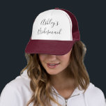 Gorra De Camionero Tipografía Caligrafía Nombre de Dama de Honor Boda<br><div class="desc">Este hermoso sombrero personalizado es perfecto para todas las damas de honor en la fiesta de la novia. Reemplace el nombre del marcador de posición con el nombre de la novia. "Dama de Honor de Ashley" (o cualquier nombre de novia) está en caligrafía estilo manuscrito. Elija un color de sombrero...</div>