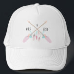 Gorra De Camionero Tipografía De Boho Libre Y Salvaje<br><div class="desc">Este diseño moderno presenta un estilo boho con dos flechas cruzando y el texto "salvaje y libre" en la tipografía popular y decorado con plumas de bonito. el #gorras #caps #accesorios</div>