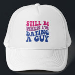 Gorra De Camionero Todavía Bi cuando salgo con un gracioso orgullo bi<br><div class="desc">Todavía Bi cuando salgo con un gracioso orgullo bisexual de un hombre</div>